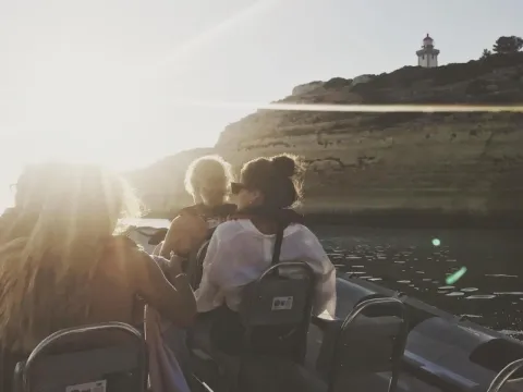 Passeio de barco ao pôr do sol nas grutas de Benagil