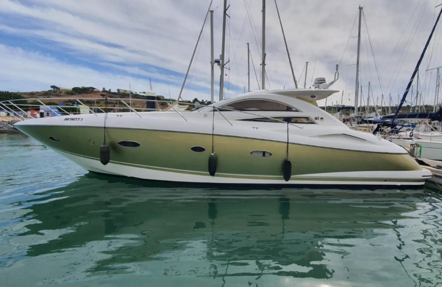 EasyDream Charters - INFINITY I - Luxury Charter Yachts Algarve