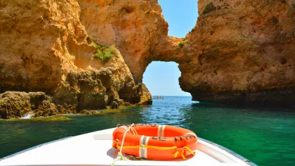 Explore as joias escondidas do Algarve: passeios de barco inesquecíveis