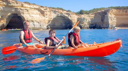 Passeios de barco para toda a família: diversão para todas as idades no Algarve